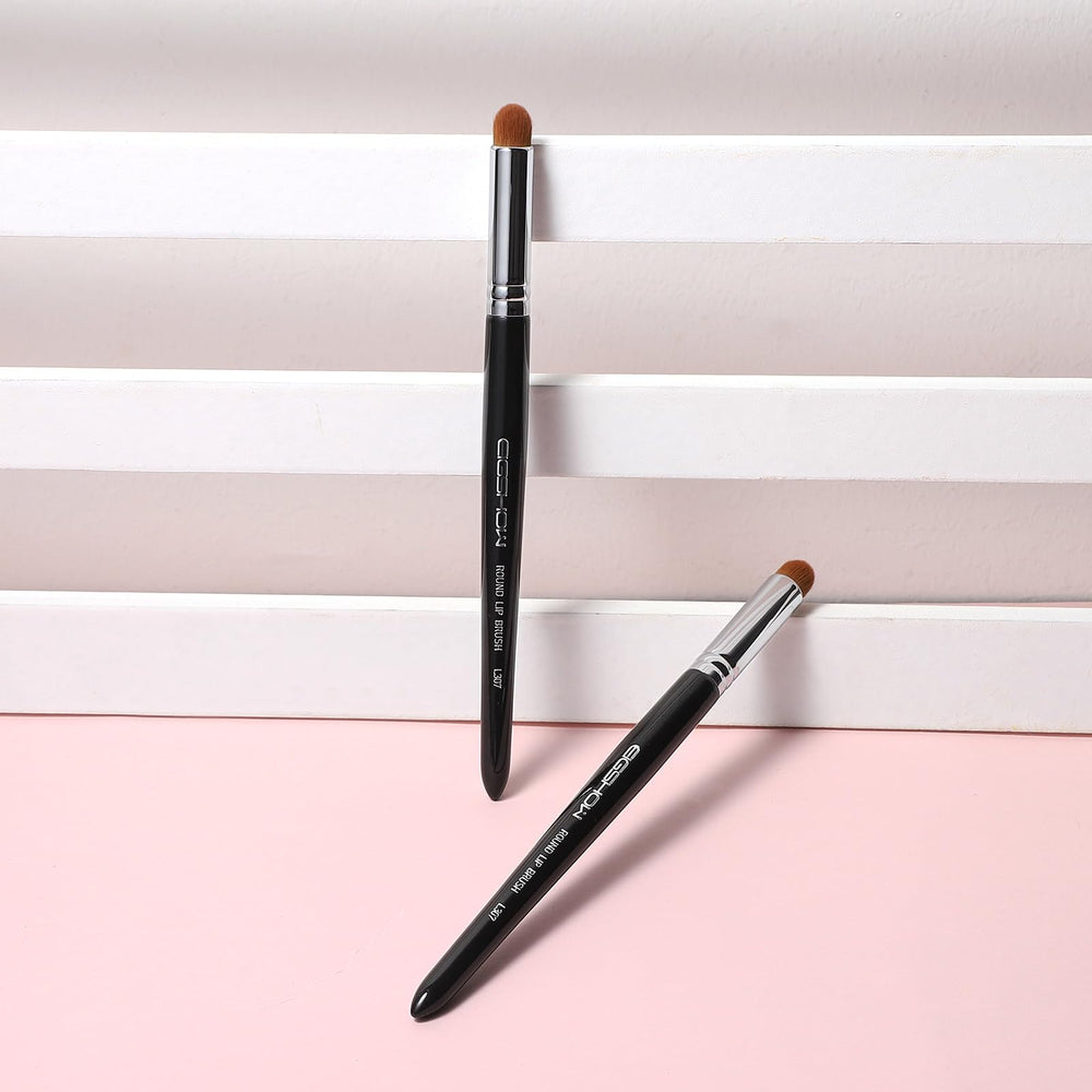 EIGSHOW precise tool for concealer and eyeshadow touch-ups.