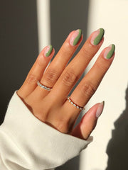 ella+mila In a Rush salon-quality finish on nails without UV light.
