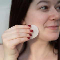 Clarifying pads with green tea soothe and support gentle peeling for calmer skin with emerginC.