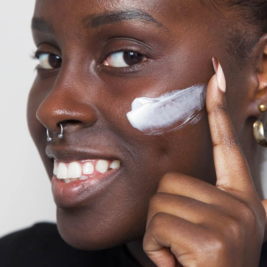 Plastic-free packaging hint emphasizes sustainable beauty approach.
