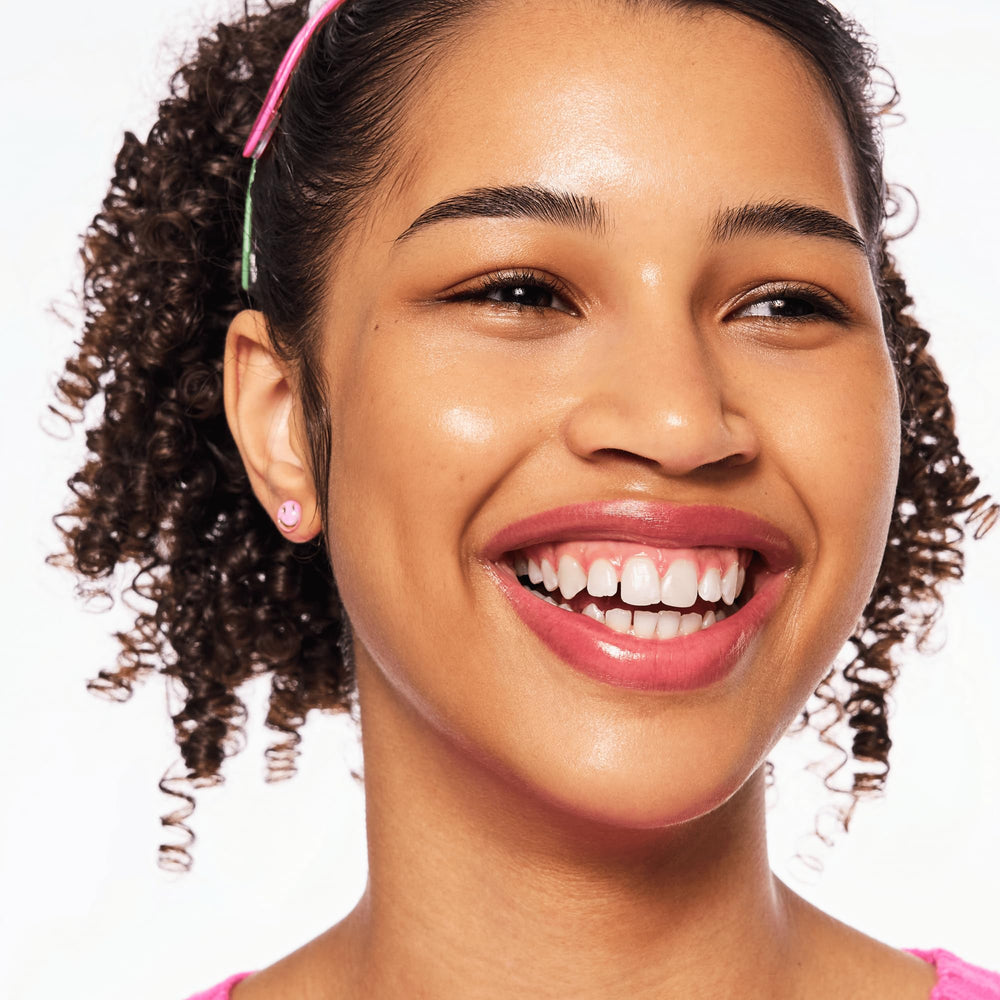 Essence Fix It Like a Pro Brow Gel long-lasting hold for unruly brow hairs.