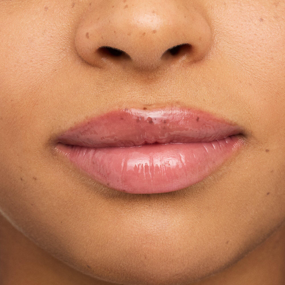 essence lip treatment close-up lips with glossy hydrated look