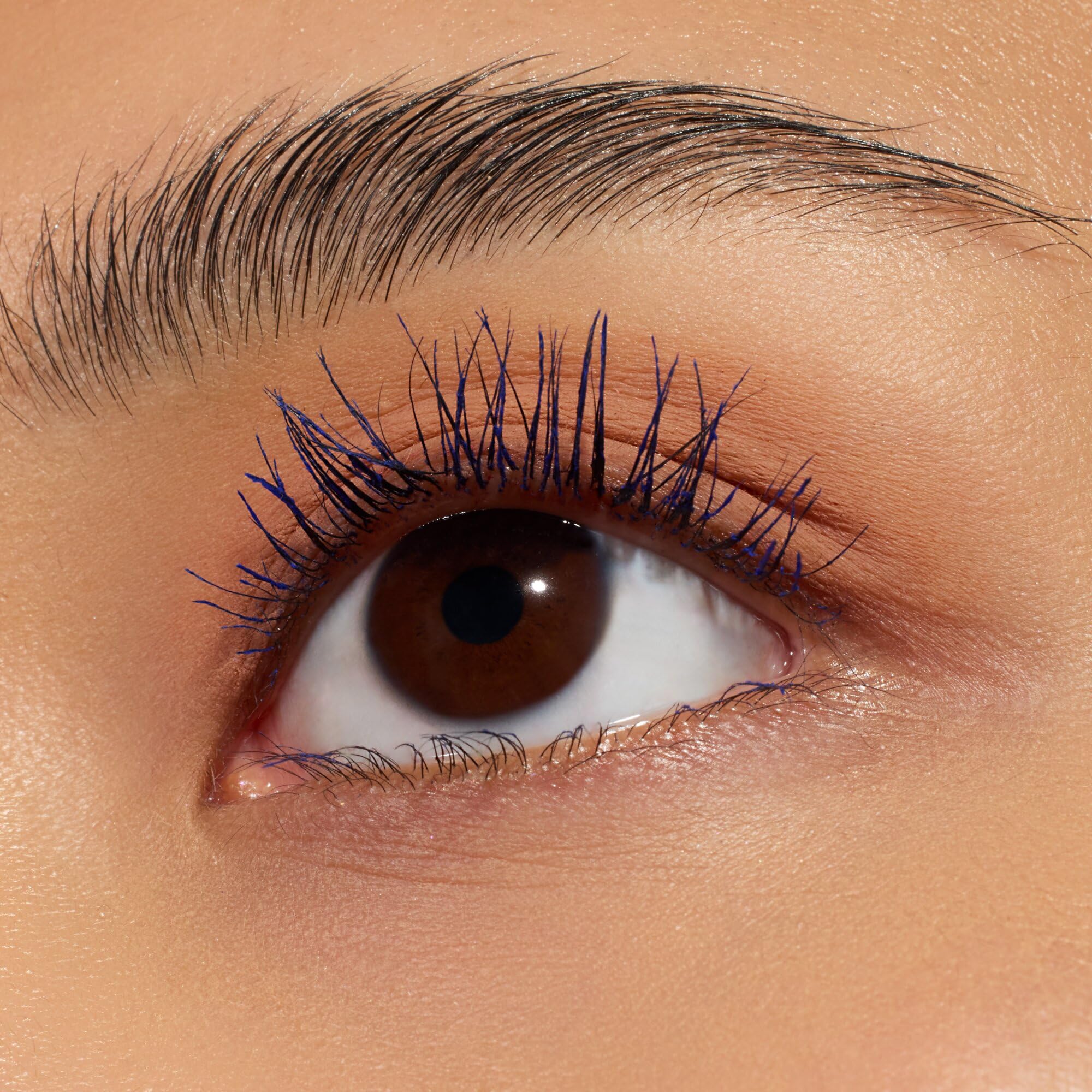 essence I Love Extreme Blue mascara cap close-up highlights color-fast packaging