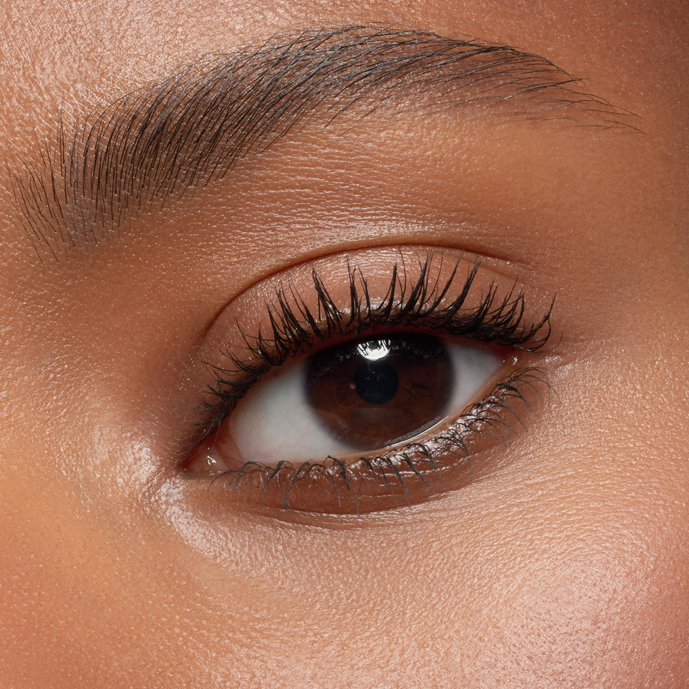 essence Lash Without Limits 04 Tubing Black close-up showing tubing formula definition.