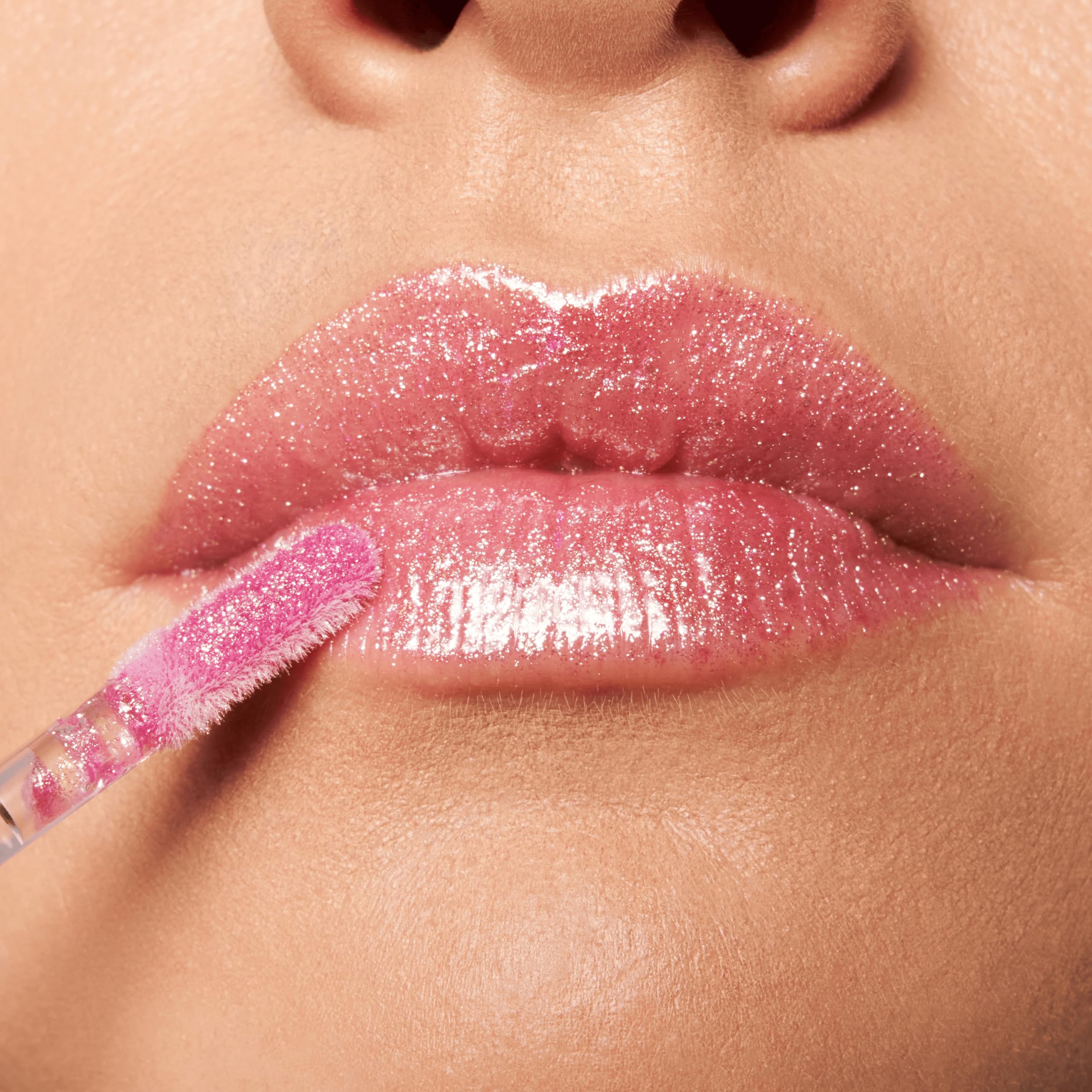 essence Meta Glow gloss applicator in action shows smooth, non sticky application.