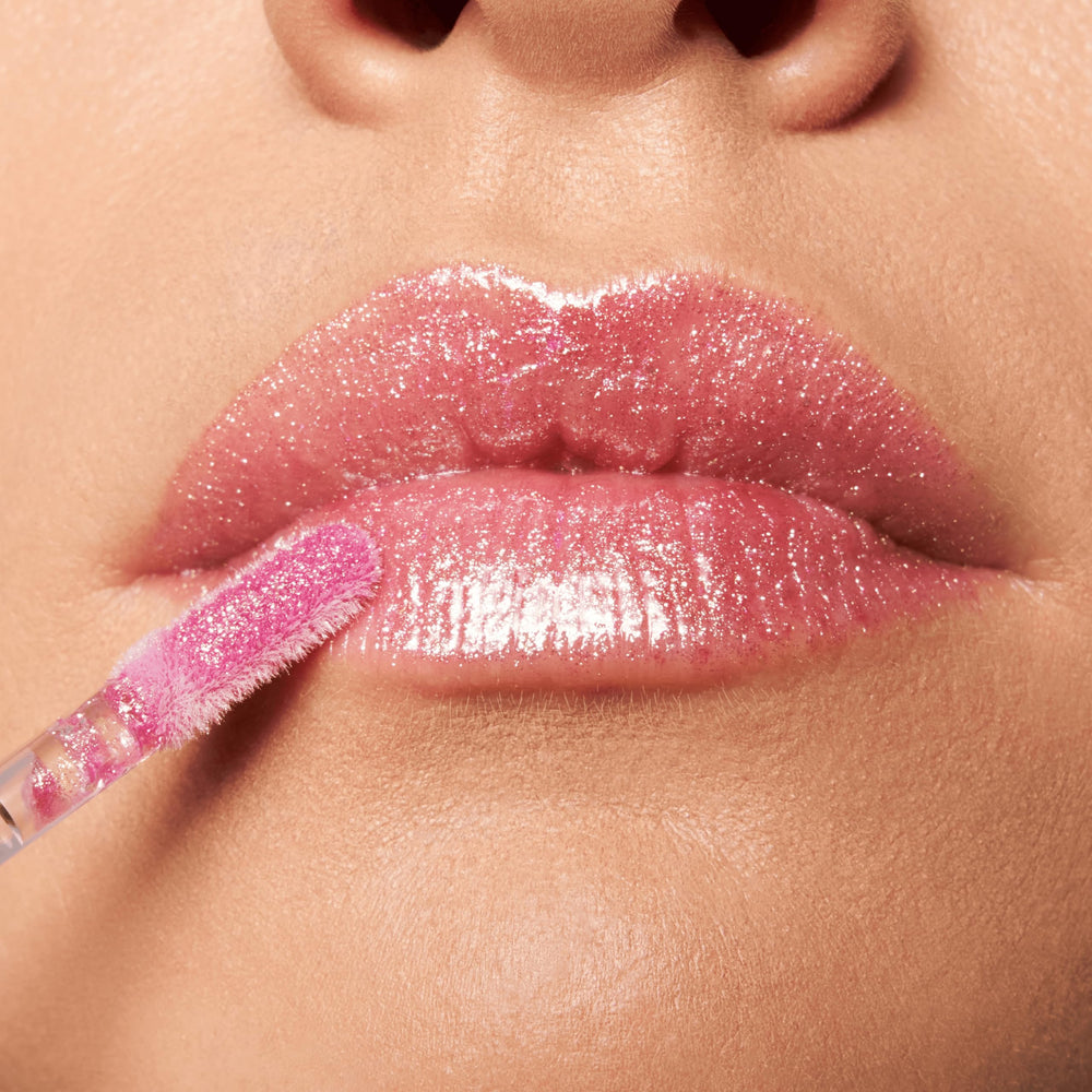essence Meta Glow gloss applicator in action shows smooth, non sticky application.