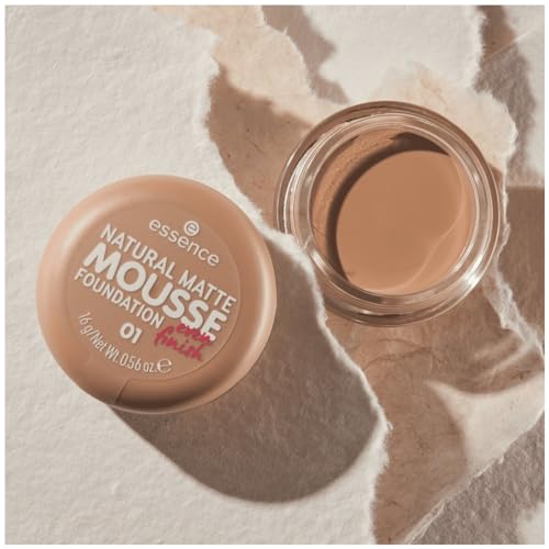 Dispense action of Essence Natural Matte Mousse 01 demonstrates easy, mess-free application.