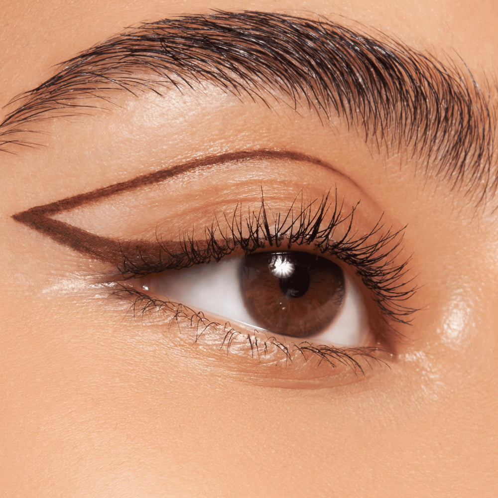 essence Stay & Play Gel Eyeliner Pot dipping brush enables precise, controlled application
