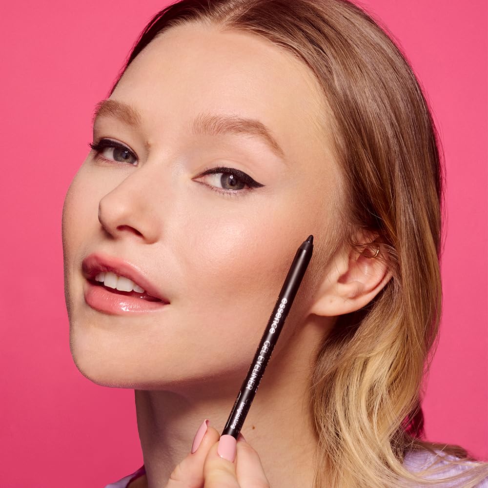 Eye look with essence Stay & Play Gel Eyeliner Black Raven for a defined wing or smoky effect