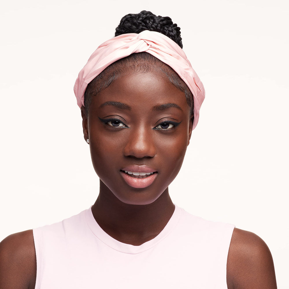 Packaging shot of essence Stay & Play Gel Eyeliner with branding