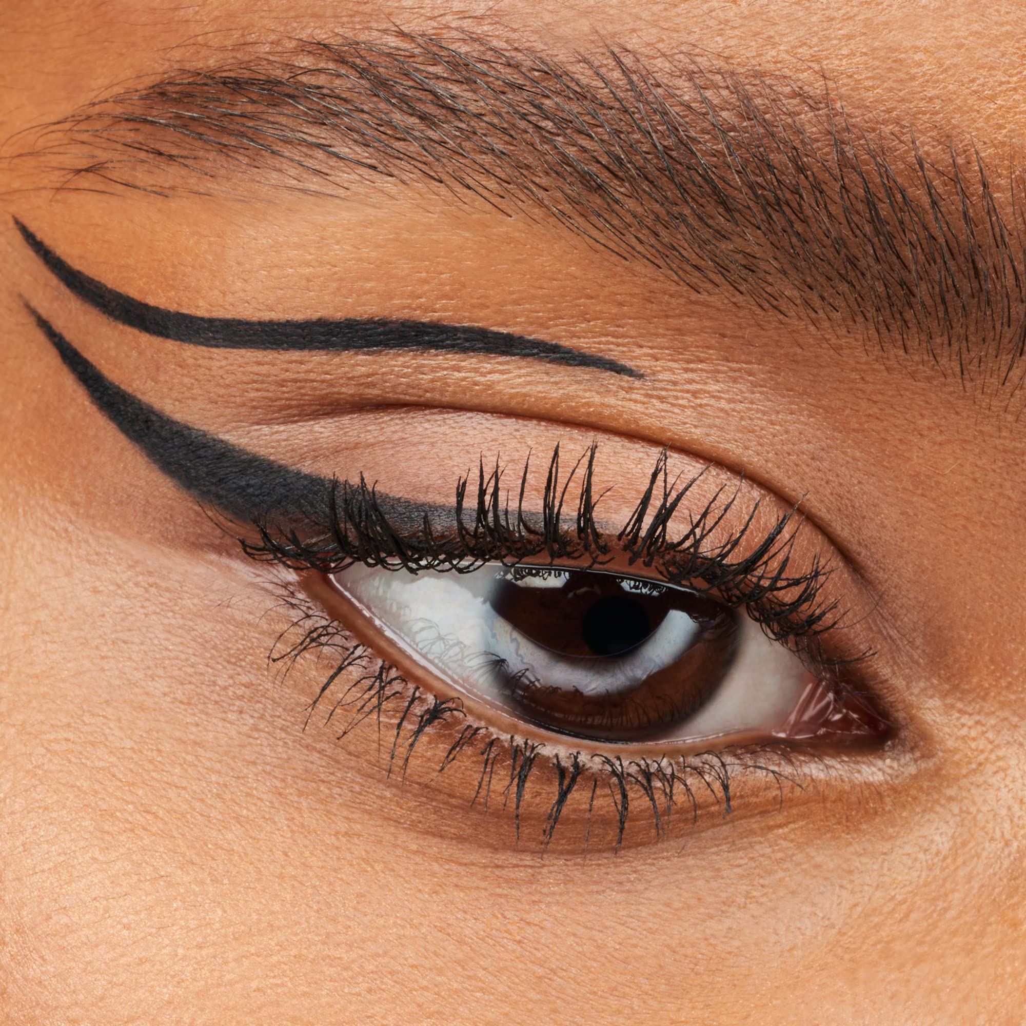 Smudge-proof essence Stay & Play Gel Eyeliner Black Raven line held through activity
