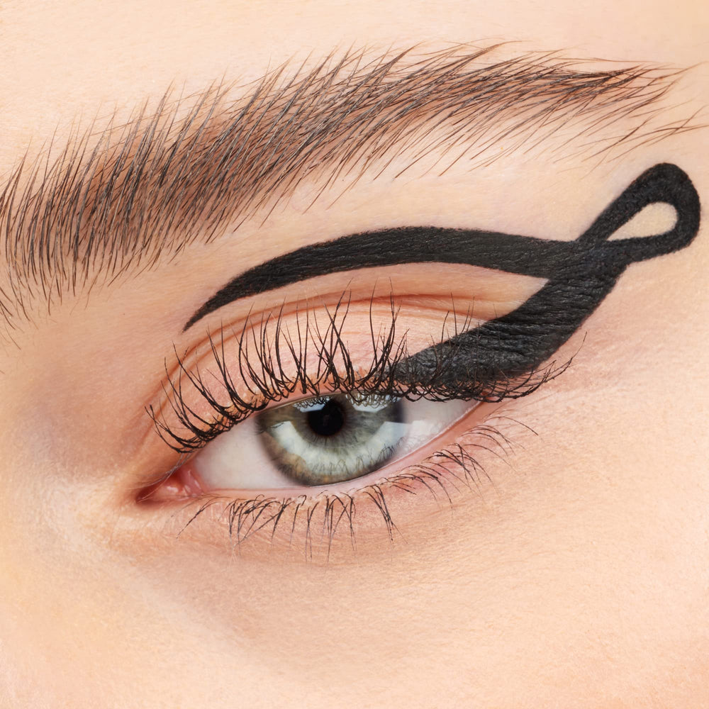 Waterproof finish of essence Stay & Play Gel Eyeliner Black Raven for all-day wear