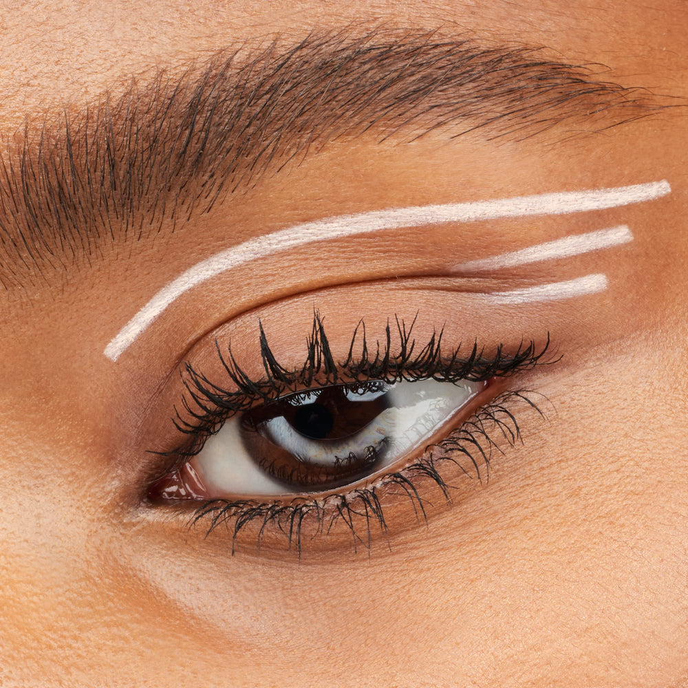 essence Stay & Play Gel Eyeliner gel-like texture close-up highlights smooth application.