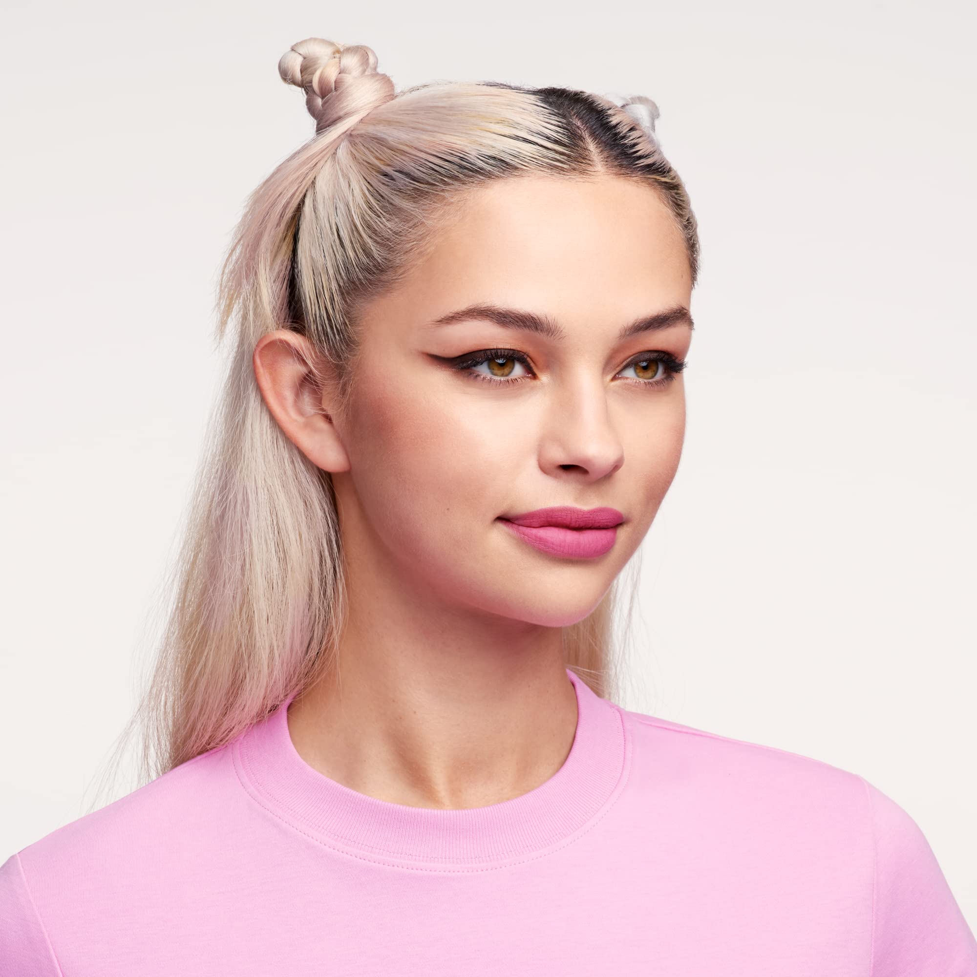 essence Stay & Play Gel Eyeliner perfect-wing look with clean edges.