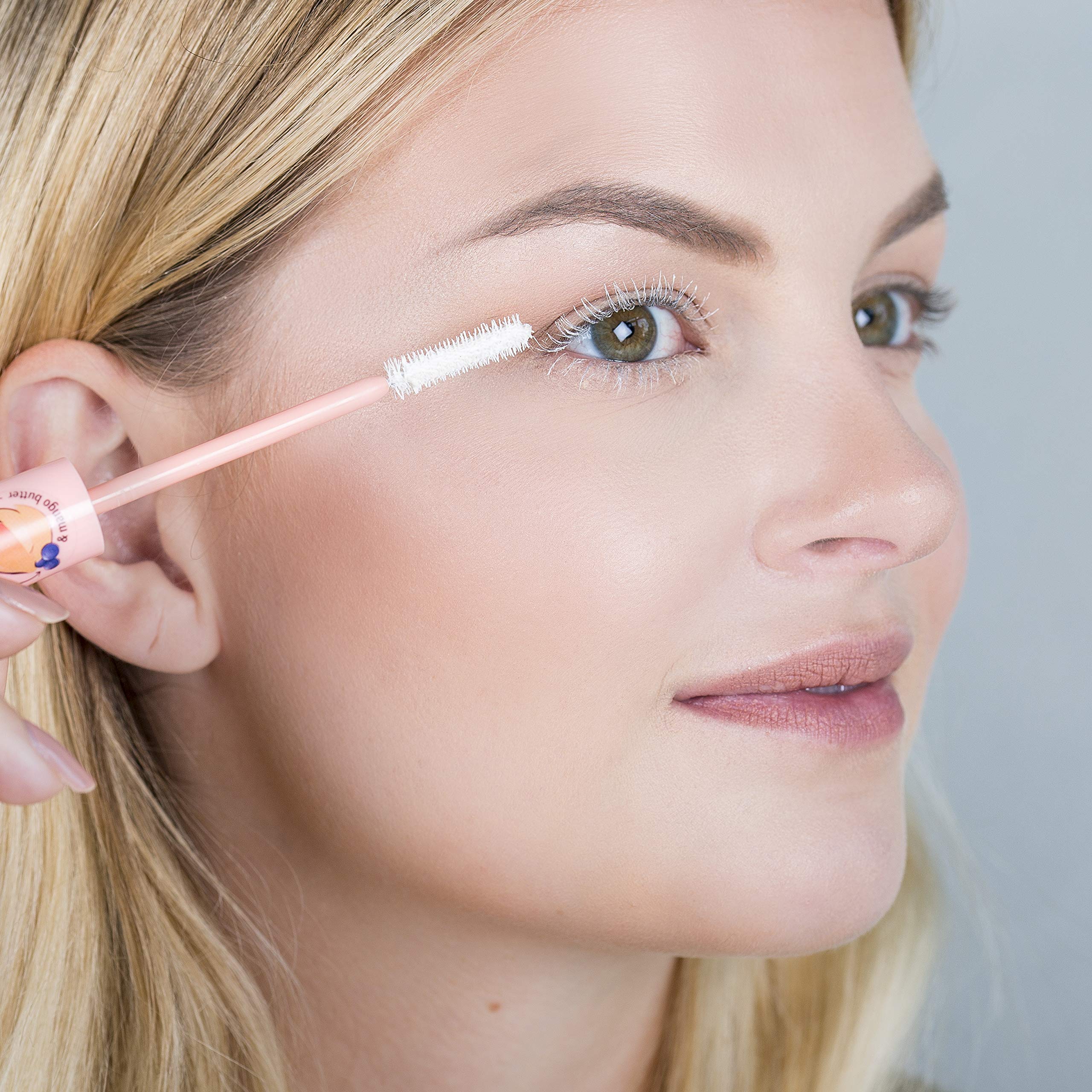 essence lash primer in action with mascara for defined, voluminous lashes.