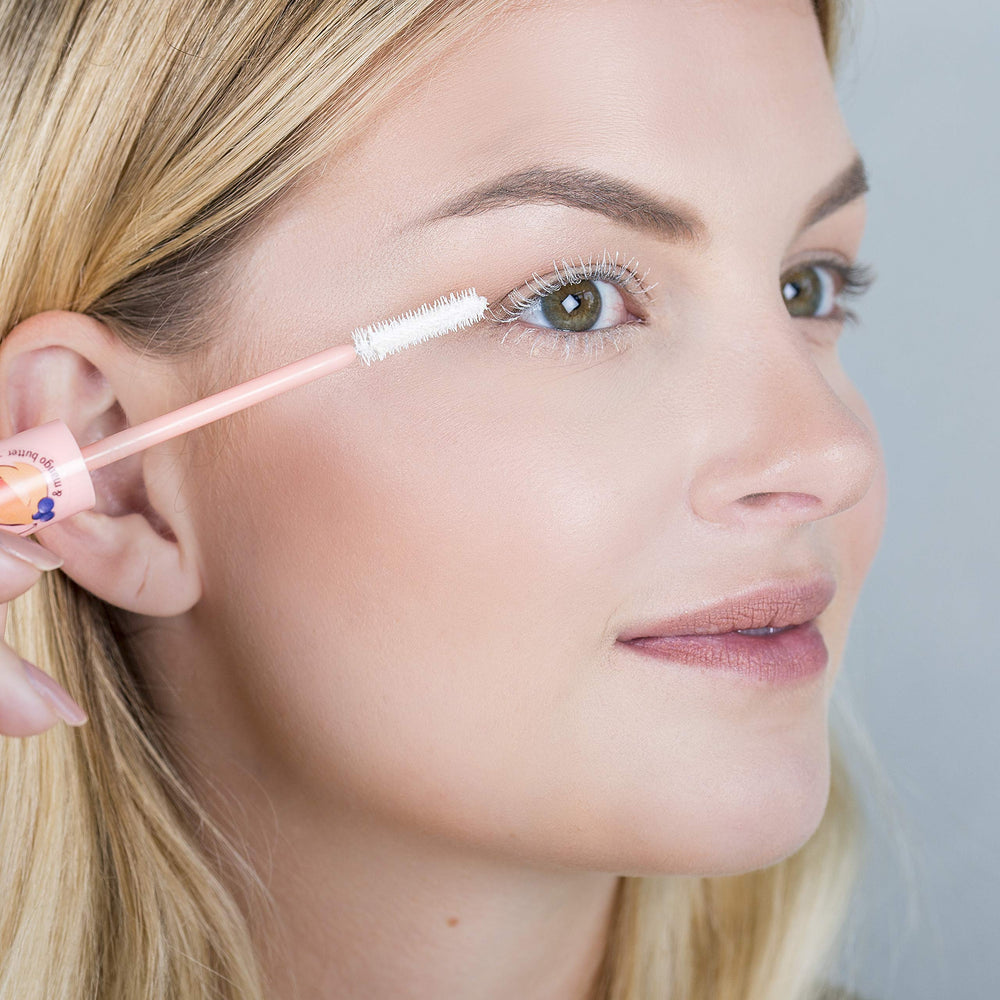 essence lash primer in action with mascara for defined, voluminous lashes.
