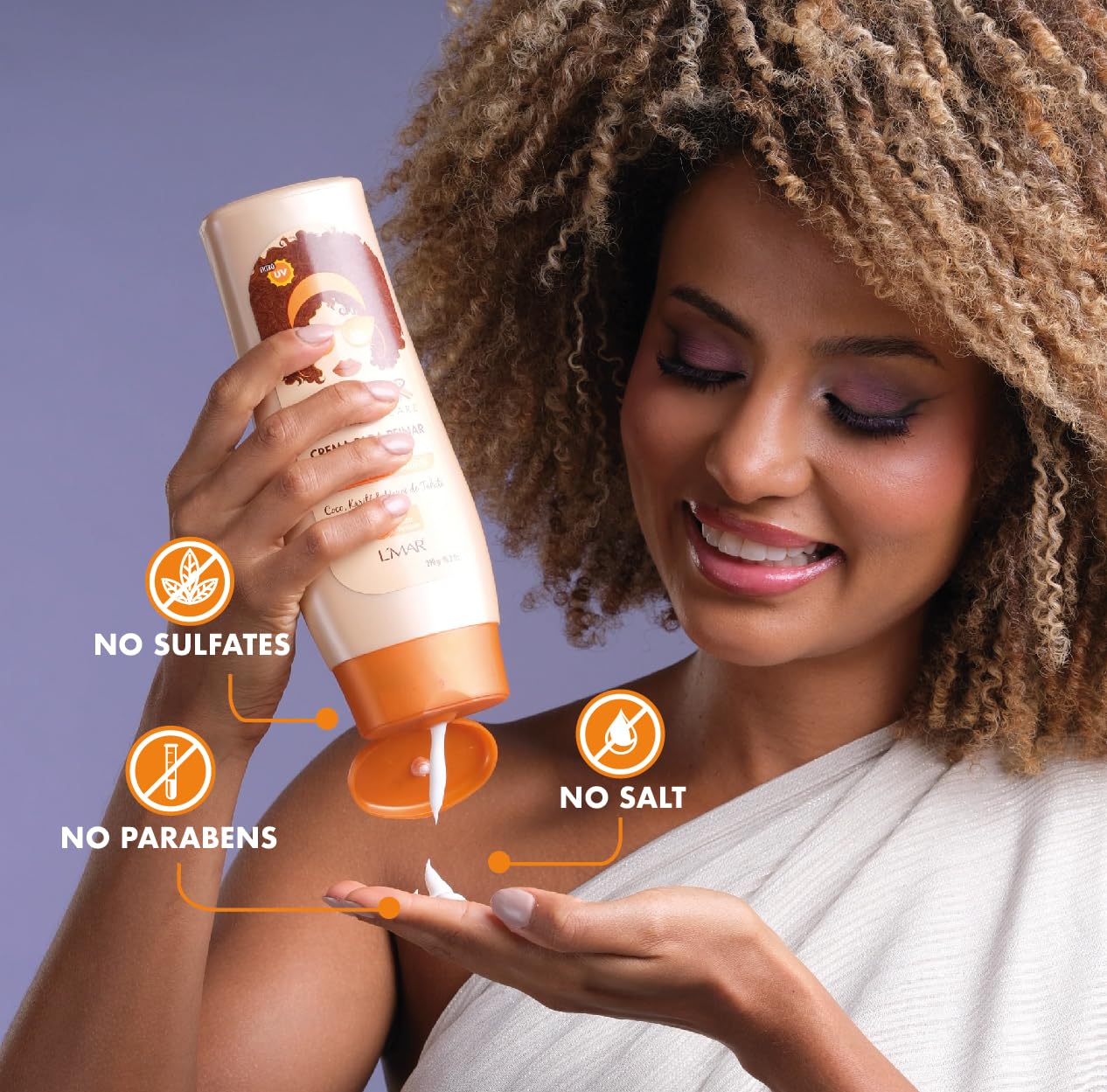 ETNIKER Curl Defining Cream hands applying on hair for smooth, defined curls.