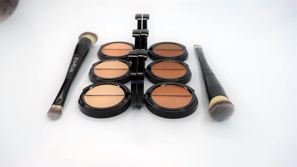 EVE PEARL Reusable pouch keeps brushes protected on the go.
