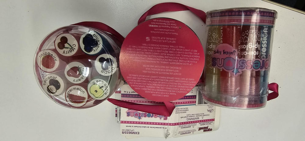 Gloss EXPRESSIONS fraise, couleur lumineuse et format sûr pour jeunes.