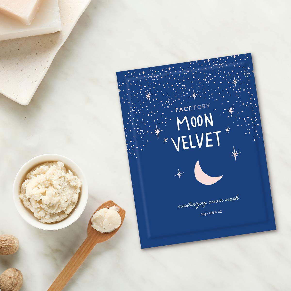 Hyaluronic acid in Moon Velvet boosts hydration.