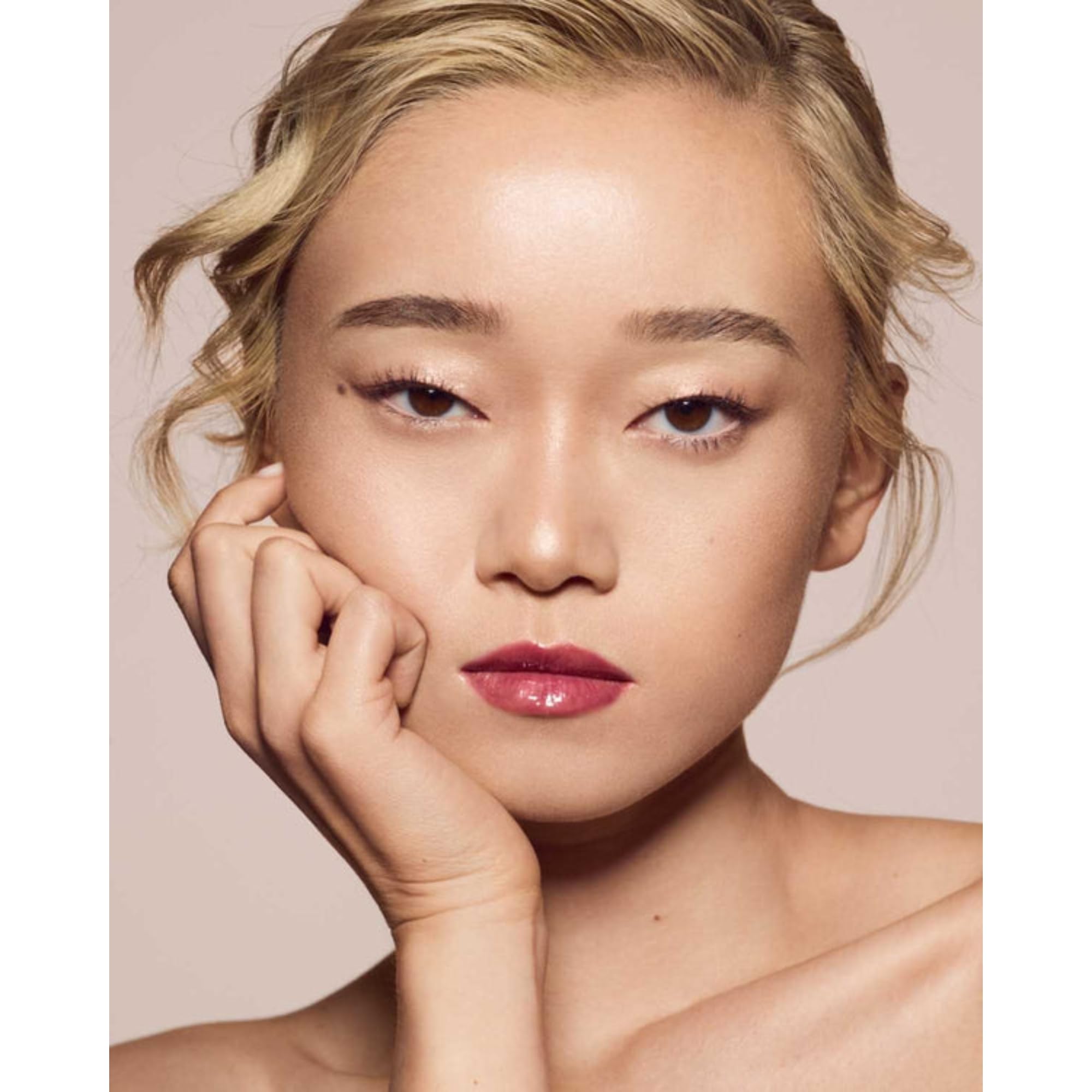 Fenty Beauty Gloss Bomb 08 Riri texture offers silky-smooth feel on lips