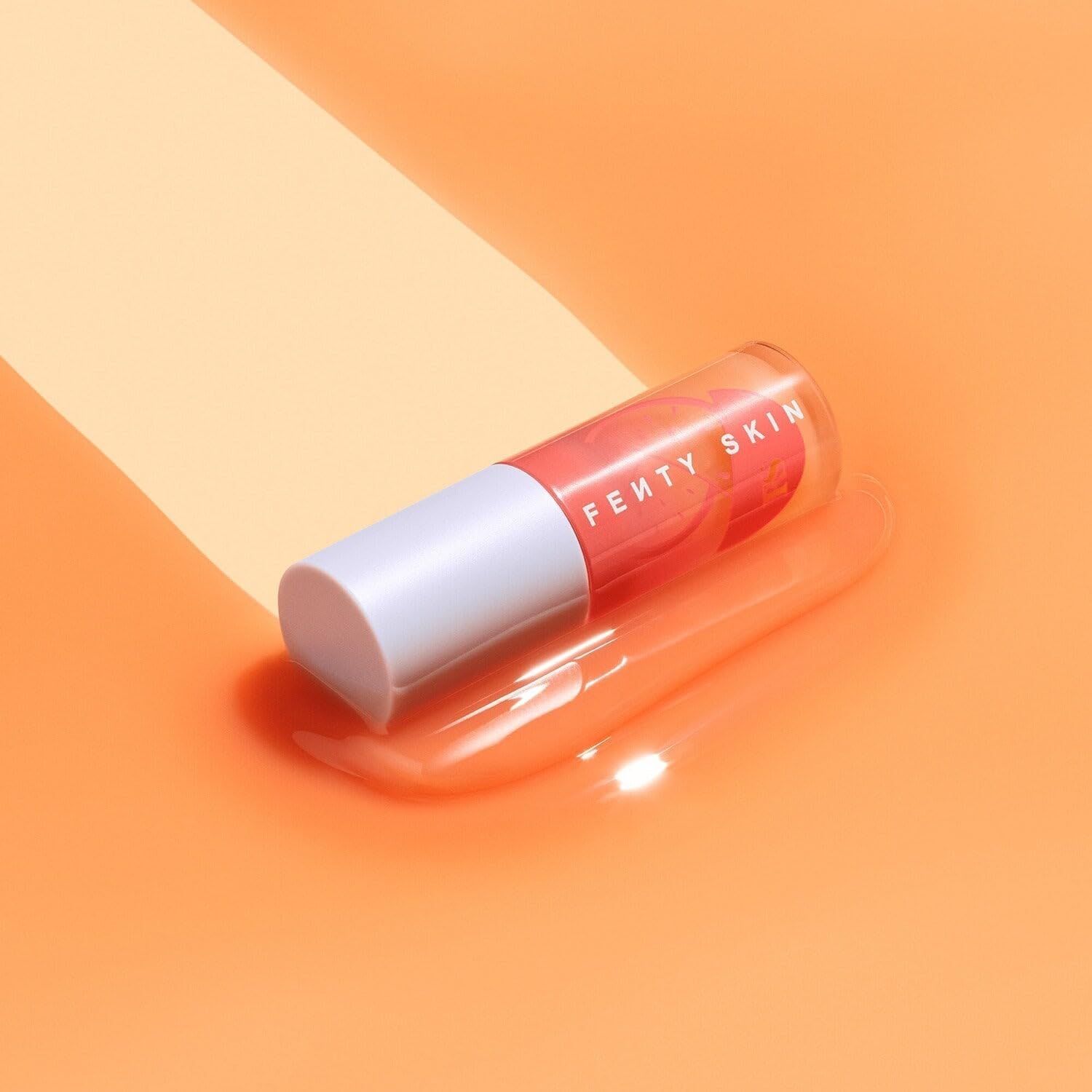 Fenty Treatz Huile pour les lèvres, embout doux pour une application lisse.