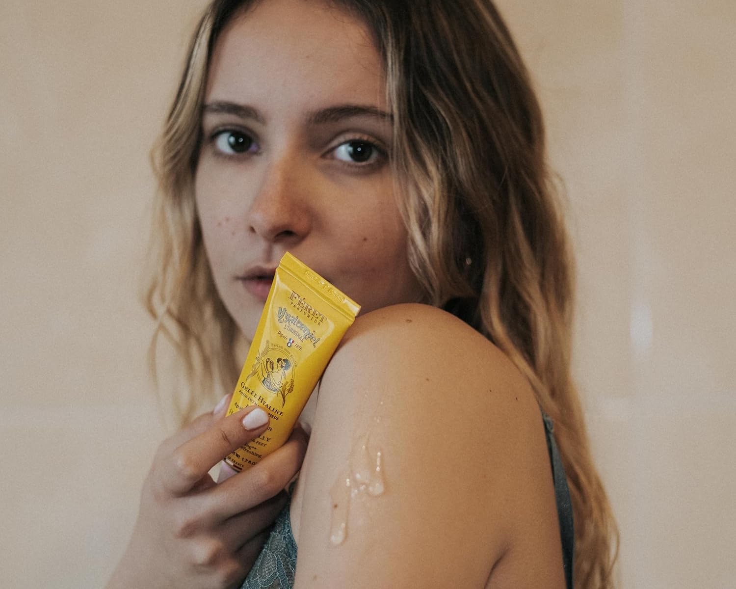 Feret Le Hyalomiel hydrating gel absorbed into fingertips leaving a soft glow