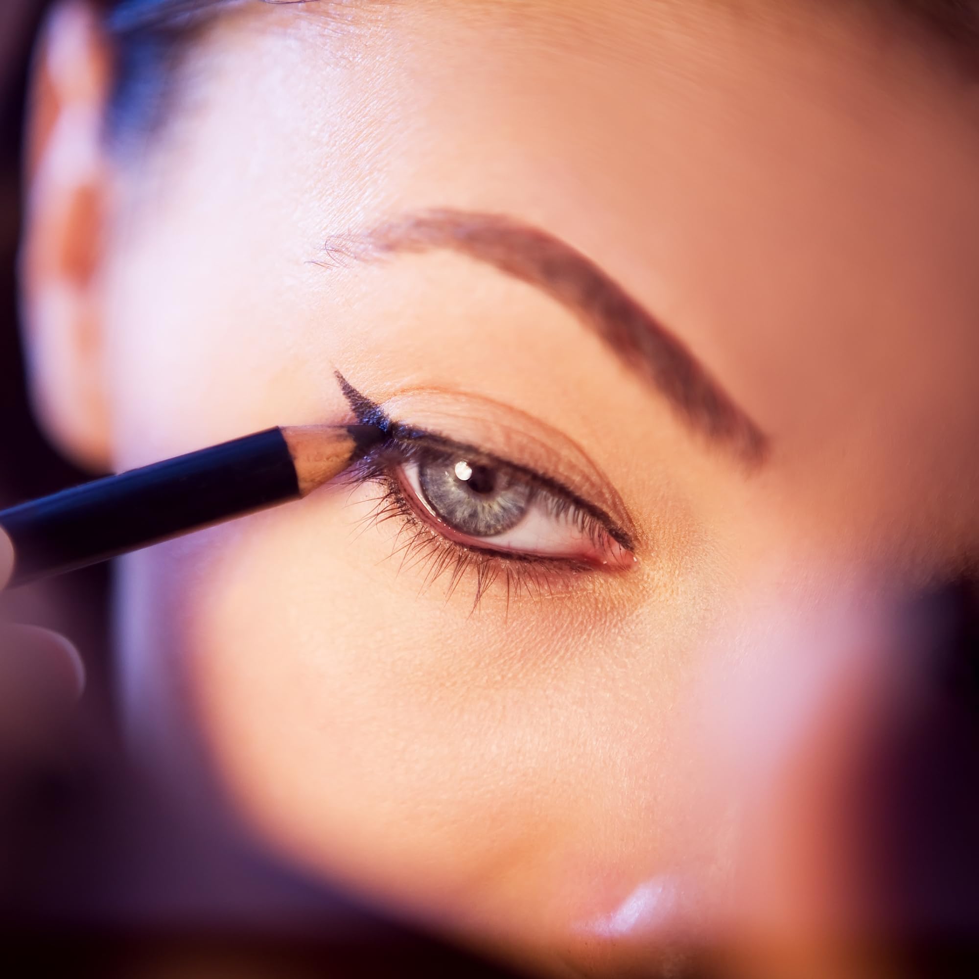 Fifth & Skin Bettern Eyes eyeliner pencil texture for easy, precise application with minimal effort.