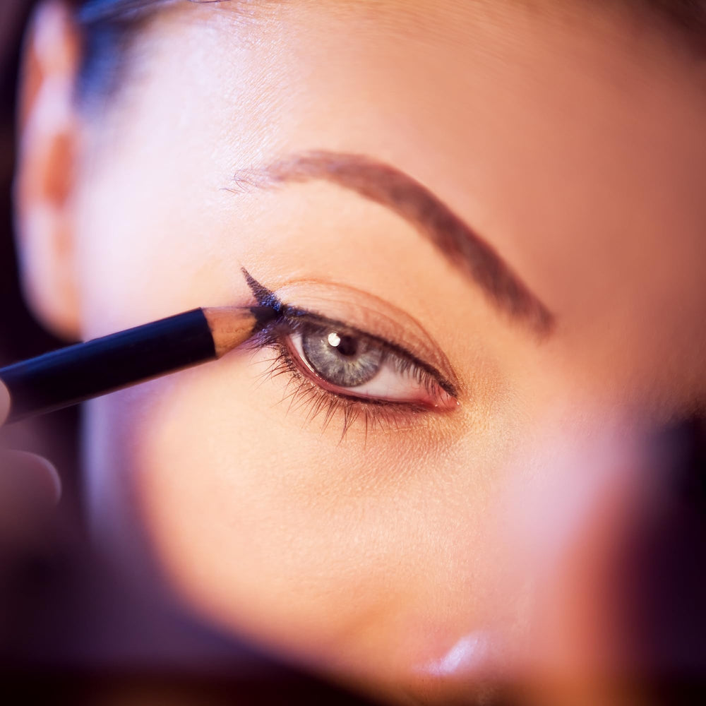 Fifth & Skin Bettern Eyes eyeliner pencil texture for easy, precise application with minimal effort.