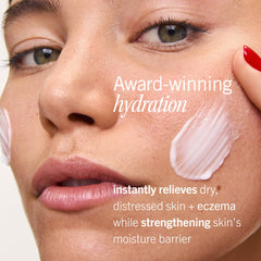 First Aid Beauty Ultra Repair Crème – application visage et corps.