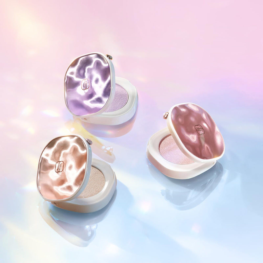 FLORASIS Gentle Waves Aqua Glow Highlighter 03 Lilac Haze nourishes with plant oils for comfortable wear.