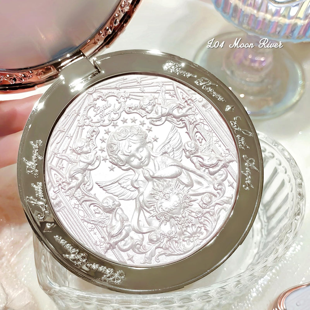 Flower Knows highlight enhances cheekbones for defined facial contours.