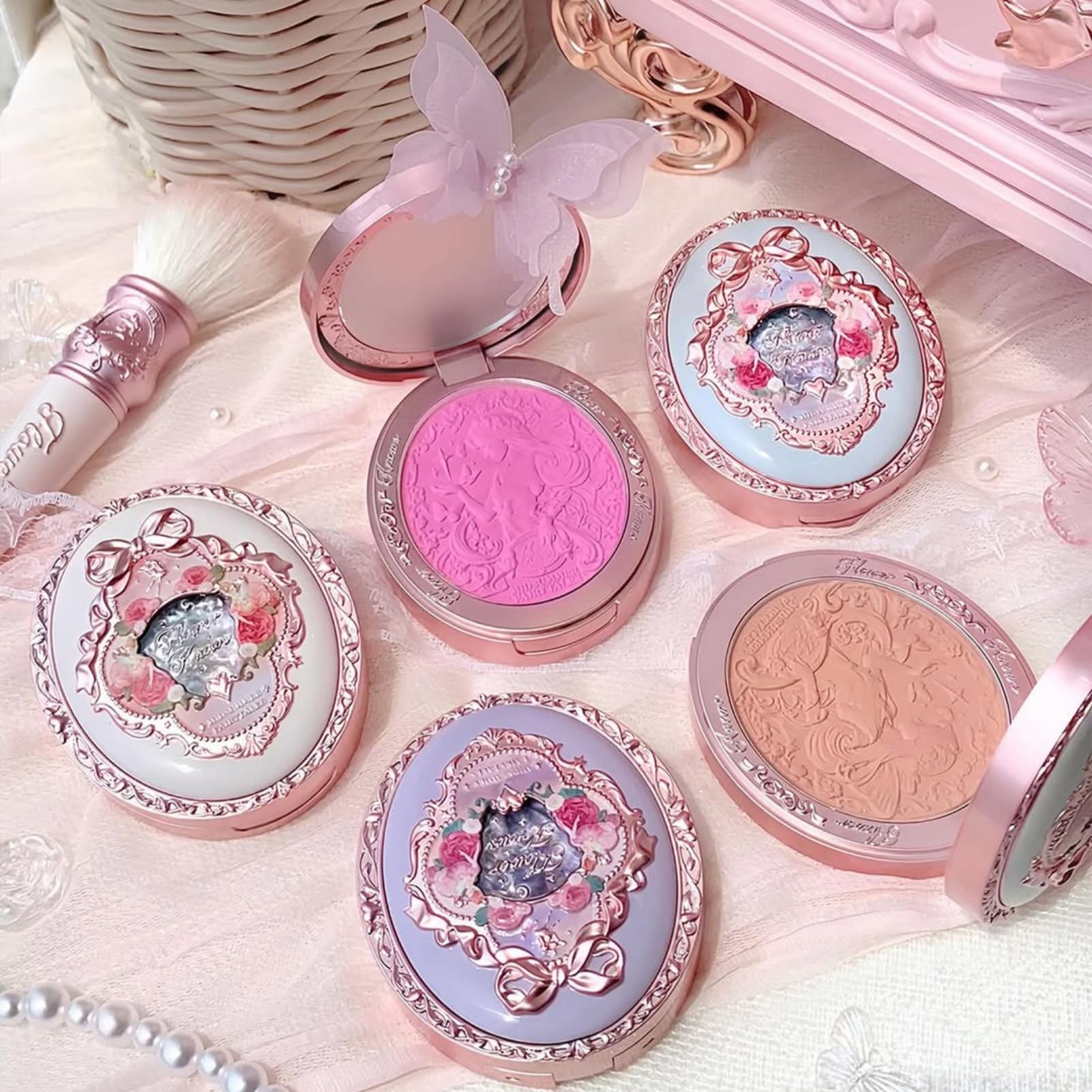 Flower Knows Midsummer Fairytales buildable-powder enables customizable coverage