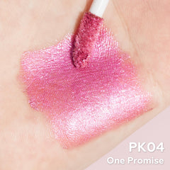 FOCALLURE metallic-liquid-lipstick on-lips-application demonstrates smooth glide for comfortable wear