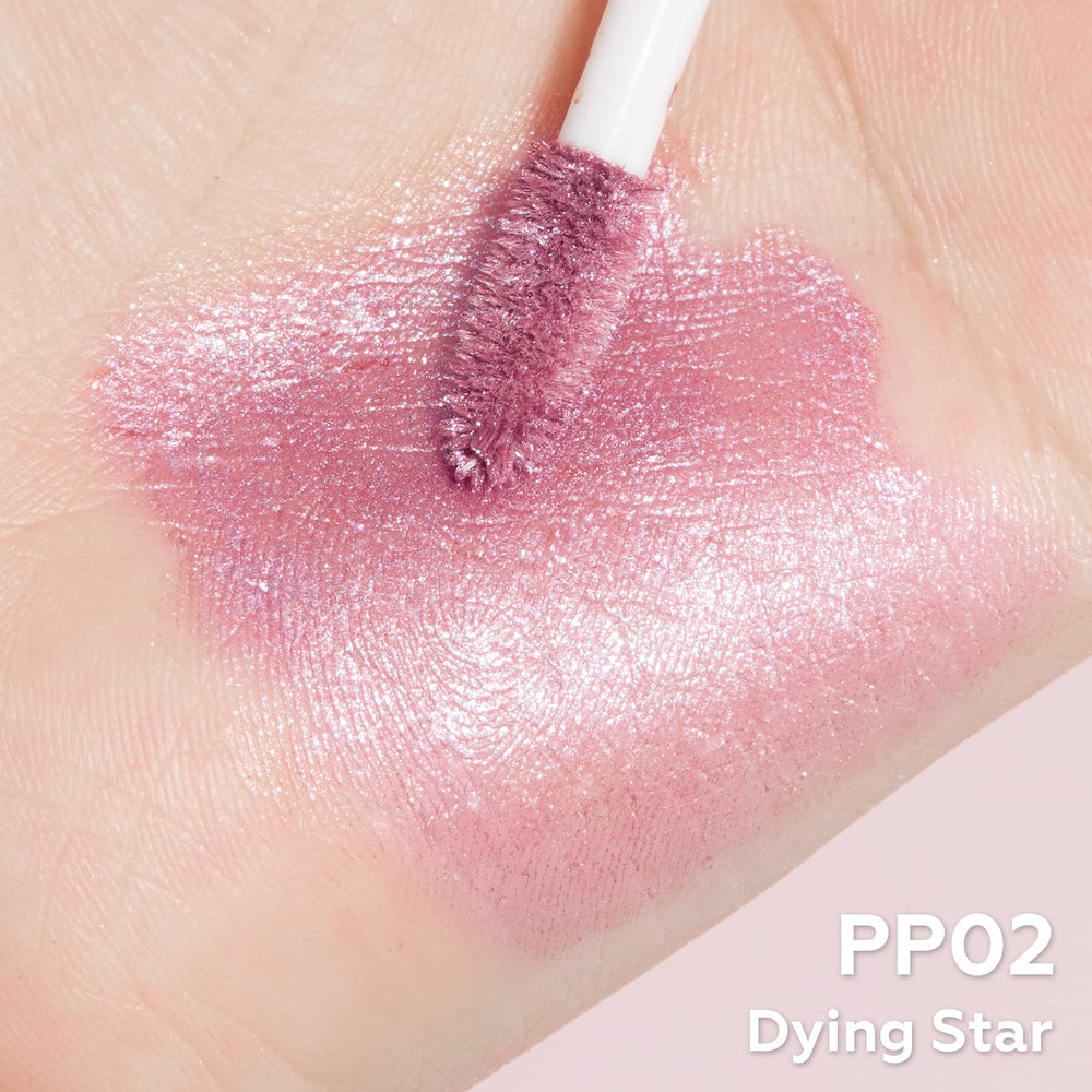 FOCALLURE metallic lipstick on model lips highlighting vibrant lasting color