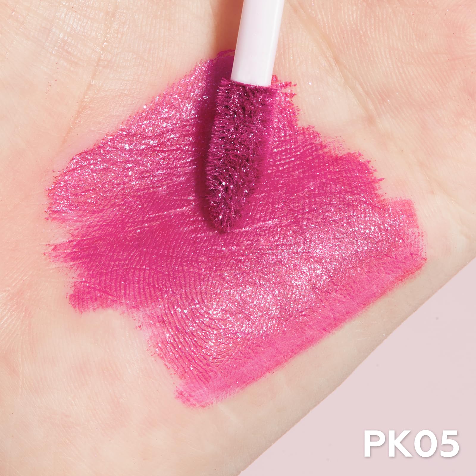 FOCALLURE PK05 metallic glow on lips highlights bold, transfer-resistant wear