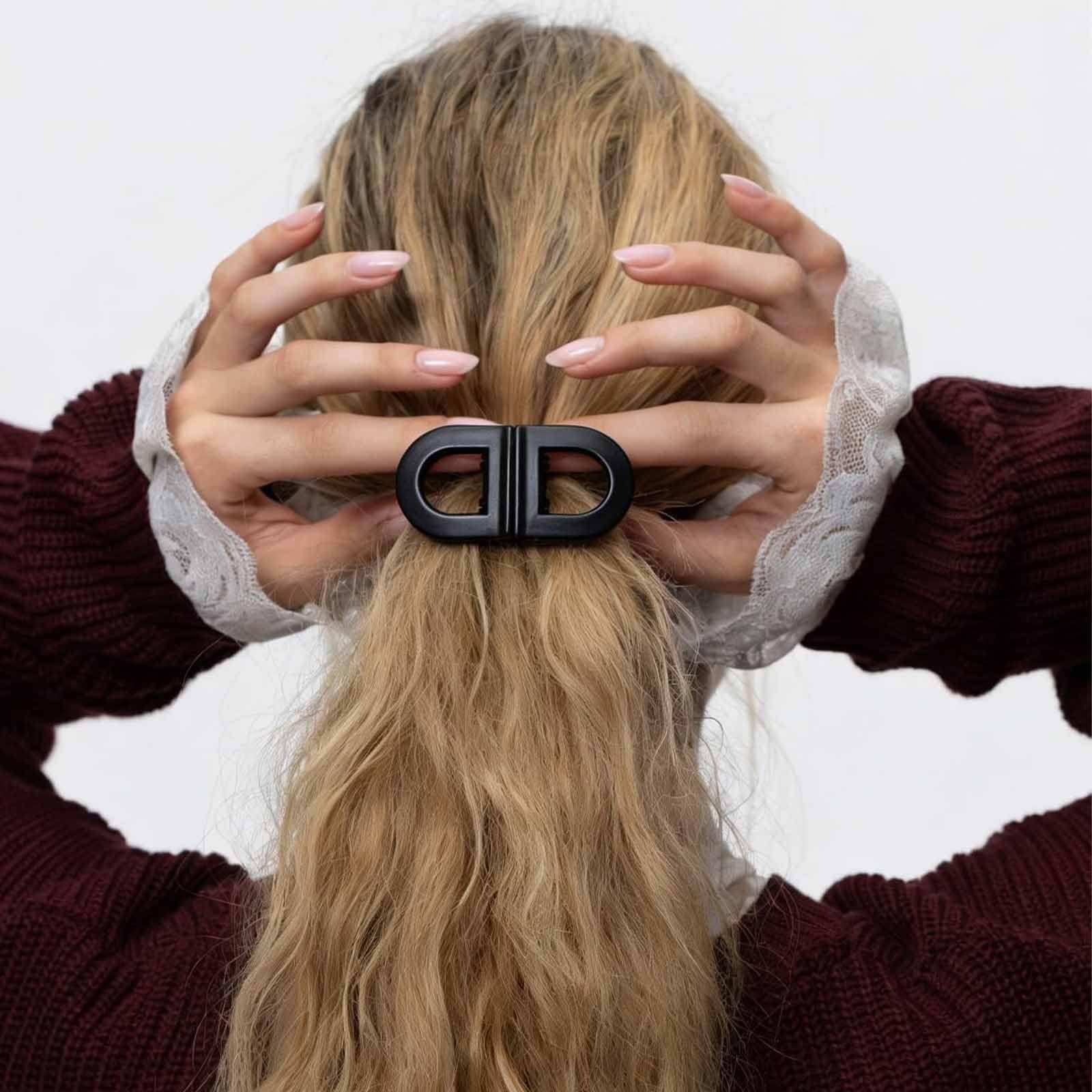 FOYA black clip delivers versatile, everyday styling.