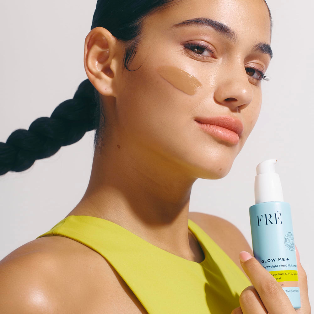 FRÉ Glow Me texture close-up highlights non-nano zinc oxide mineral protection.