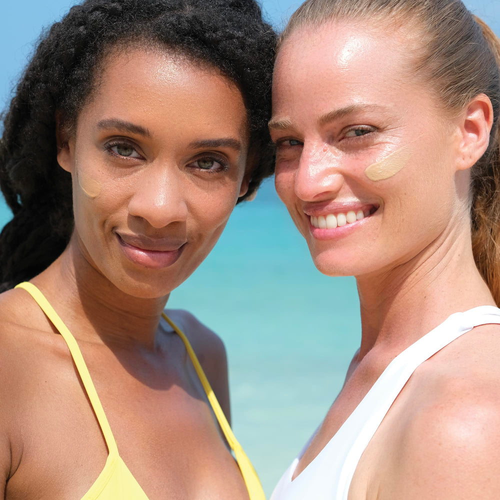 FRÉ Glow Me water-resistant moment after swimming or sweating.