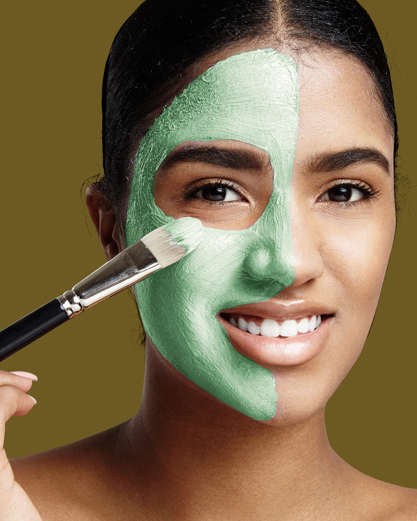 Freeman masque scoop dipping into jar, quick spa-like refresh.