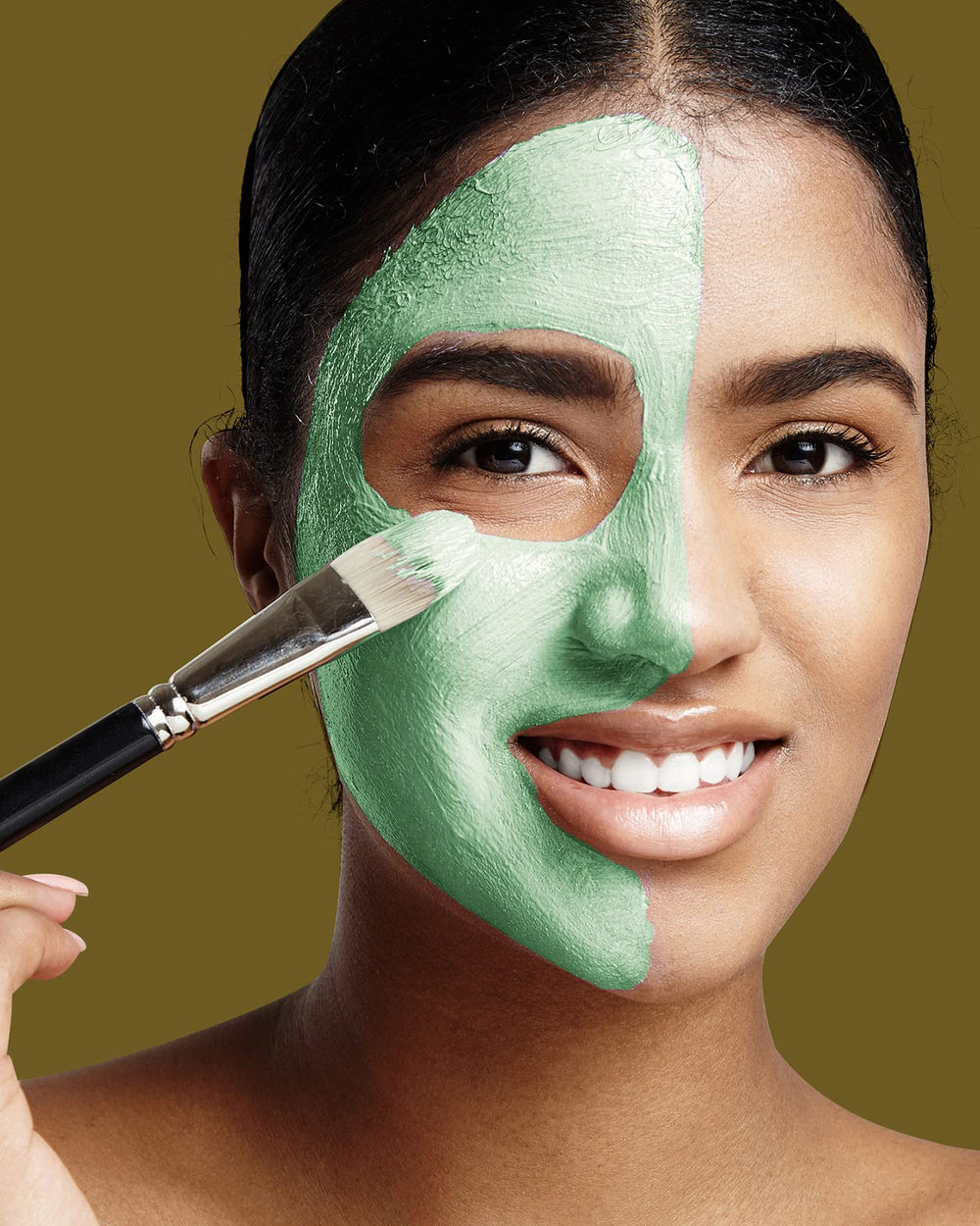 Freeman masque scoop dipping into jar, quick spa-like refresh.