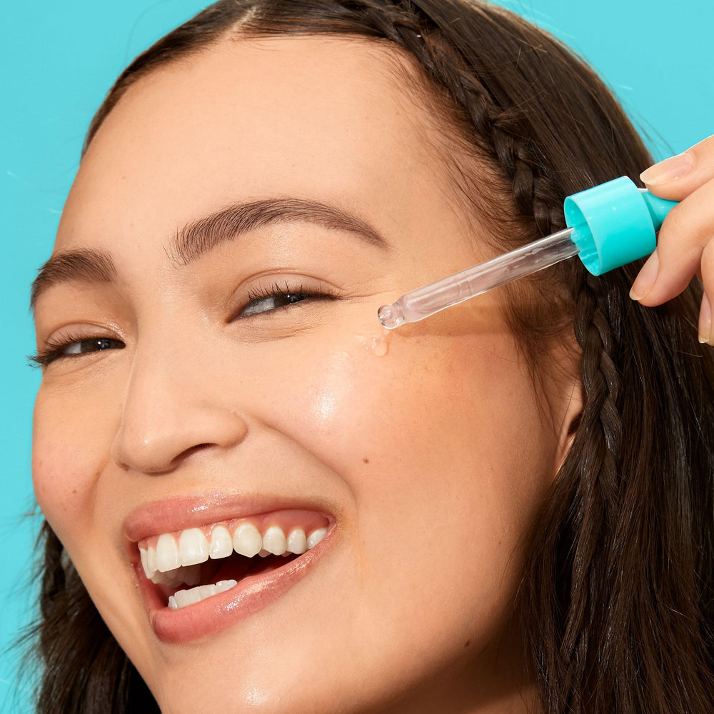 Vitamin C and glycerin ingredients highlight in Freeman Glow Booster Serum.
