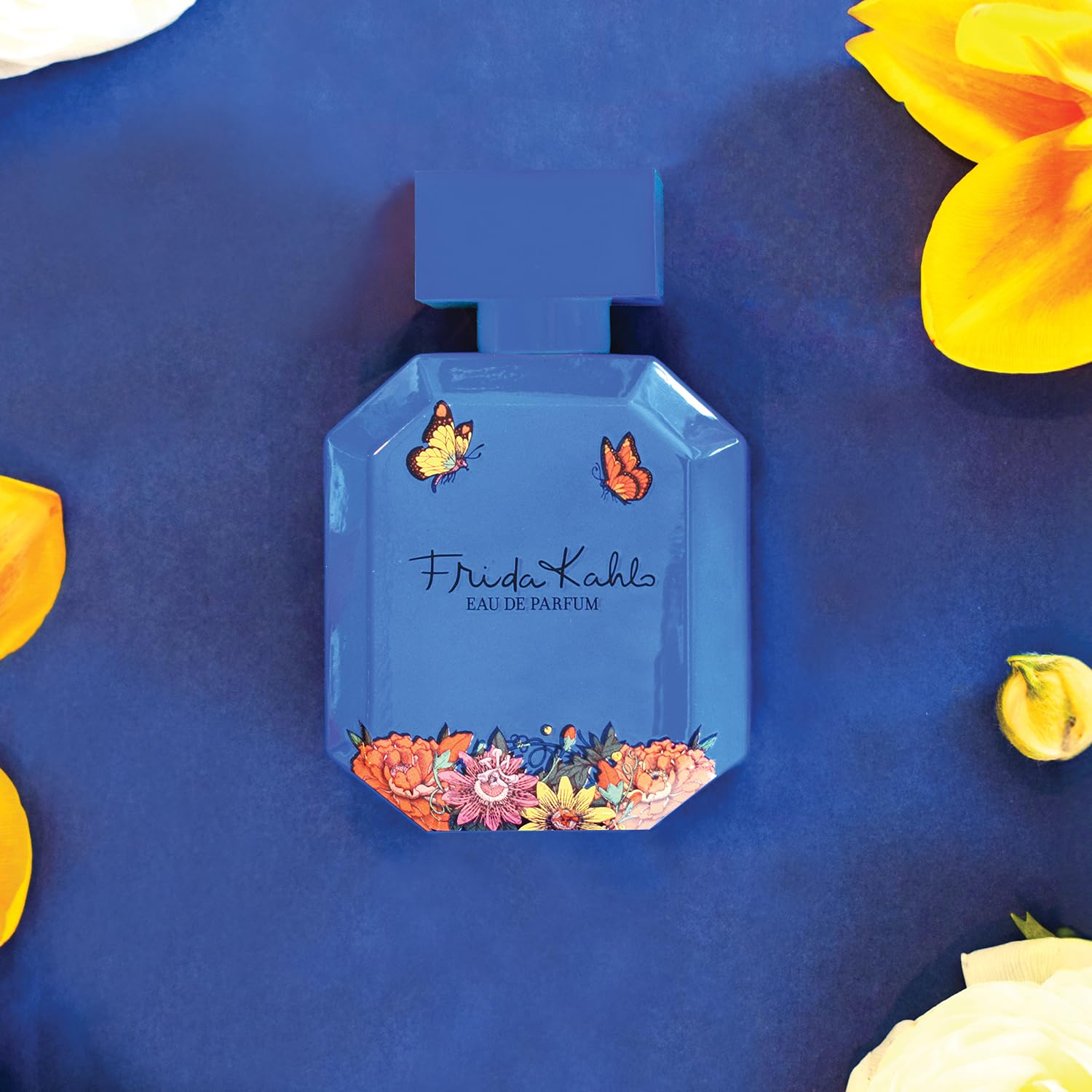 Cap detail of Frida Kahlo Blue Deluxe bottle showcasing premium craftsmanship.