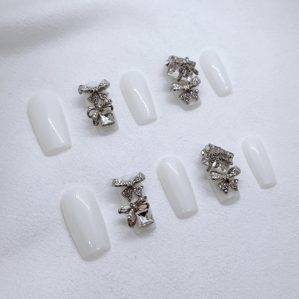 FURNUNUBI 3D jeweled decorative nails for standout evening looks.
