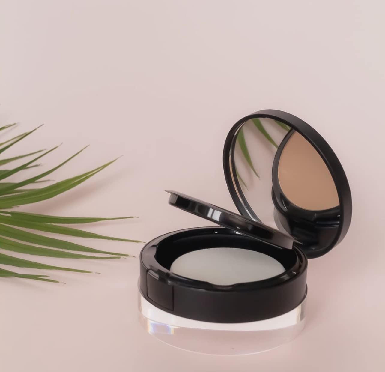 Gluten-free formula badge on Gabriel Cosmetics powder.