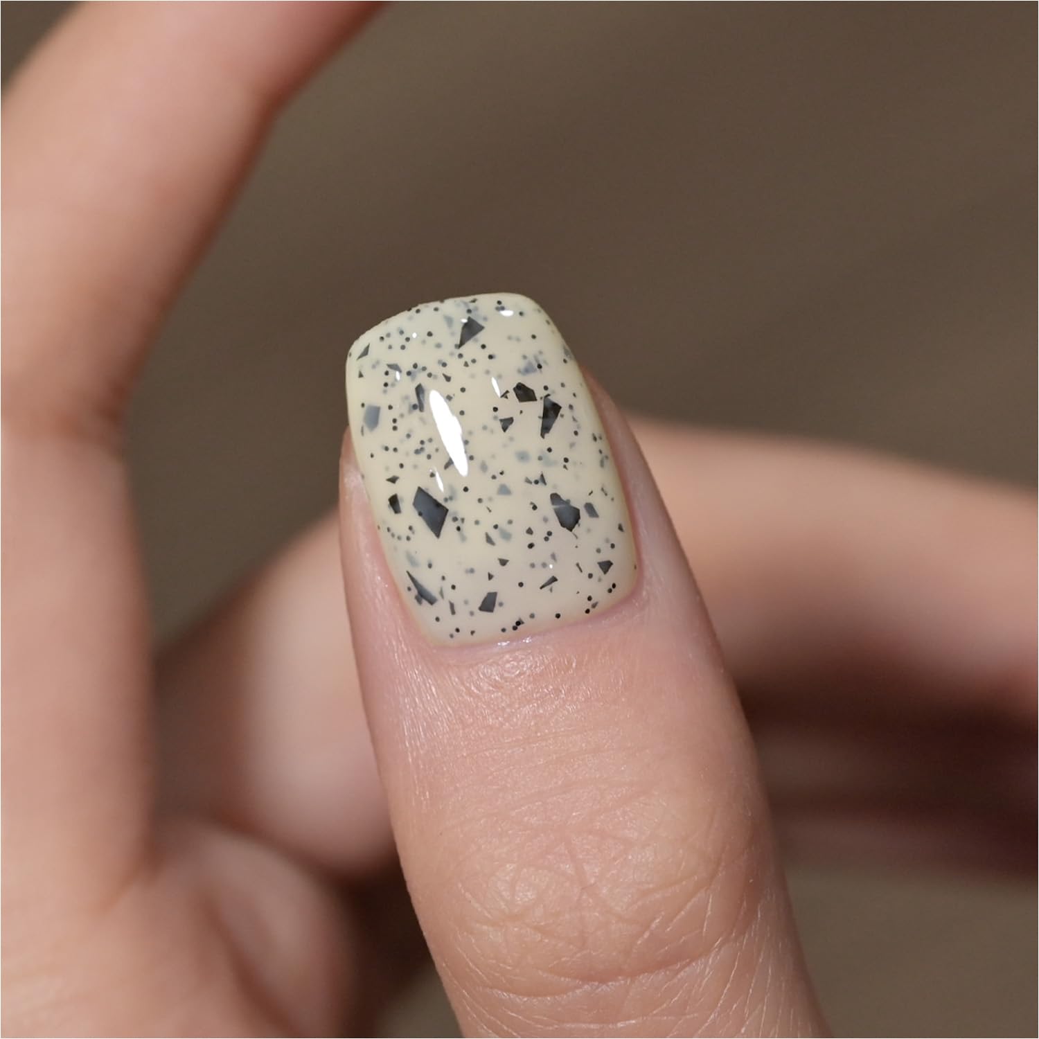 GAOY eggshell speckle bottle – at-home manicure ready.