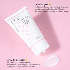Applying Jelly Joker on the hand to demonstrate mild cleansing suitable for all skin types.