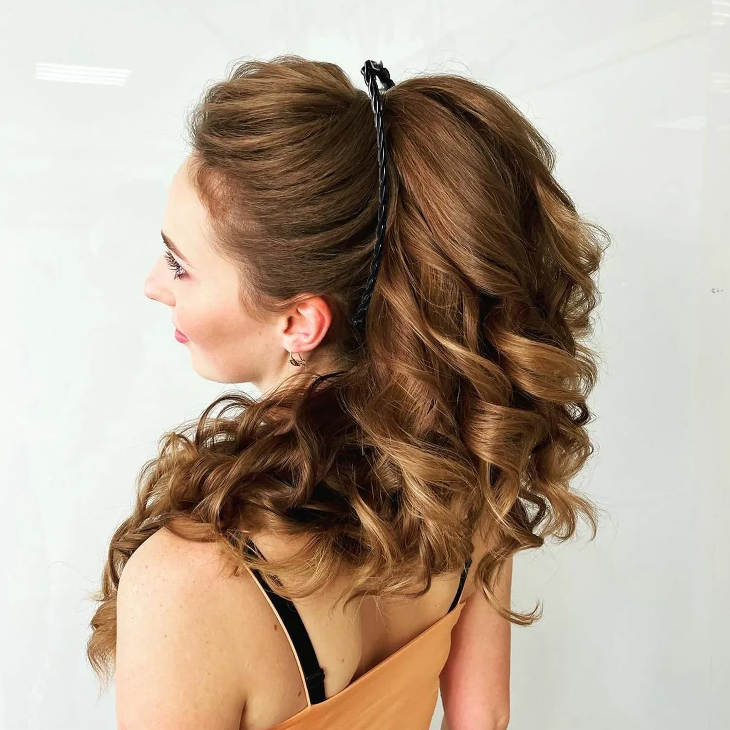 Generic fishtail clip with end fasteners for reliable daily wear.