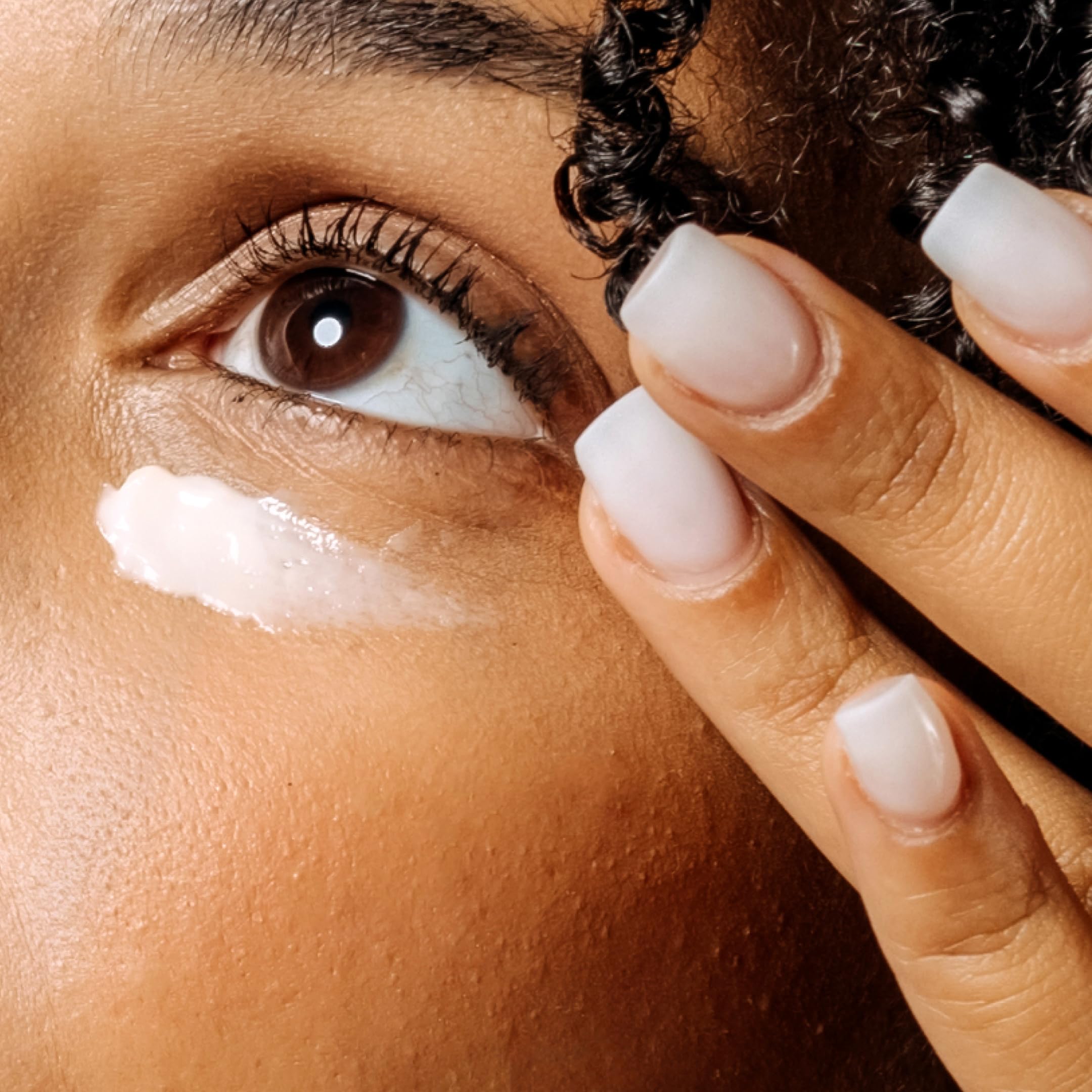 Geologie eye cream apply routine demonstrates daily care for refreshed-looking eye area.