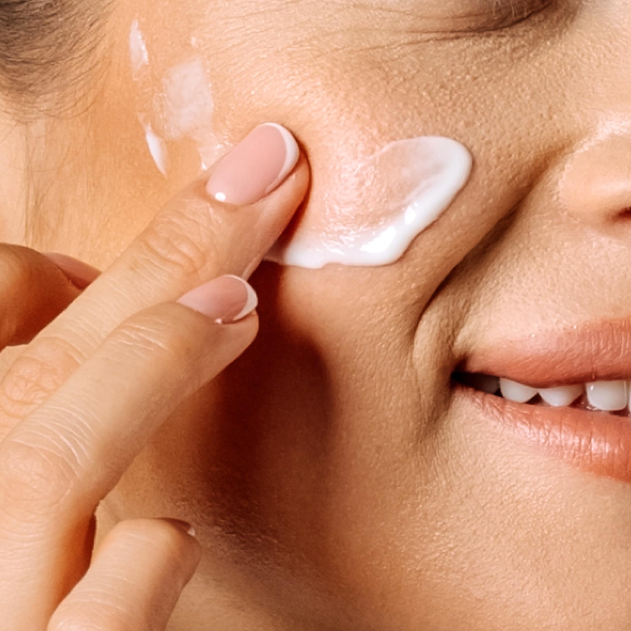 Geologie Niacinamide and Hyaluronic Acid ingredients swirl emphasize hydrating, brightening benefits.